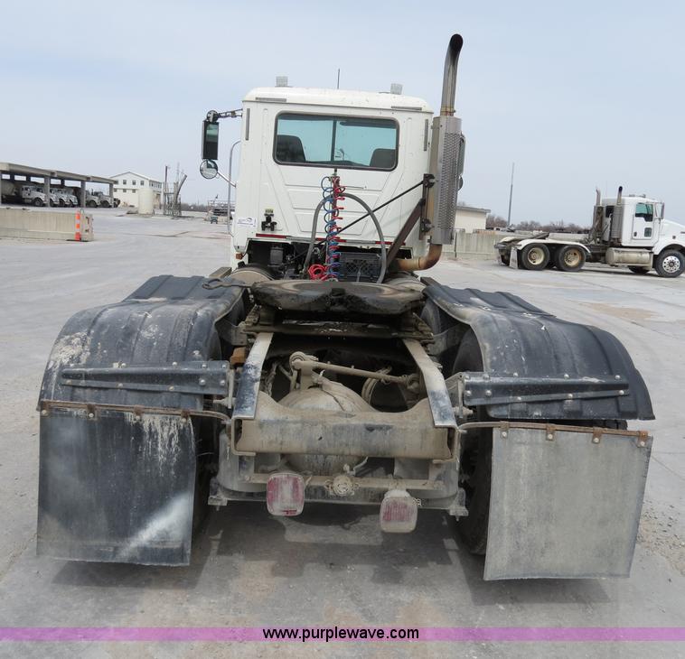 image for item B4894 2005 Mack CHN613 semi truck