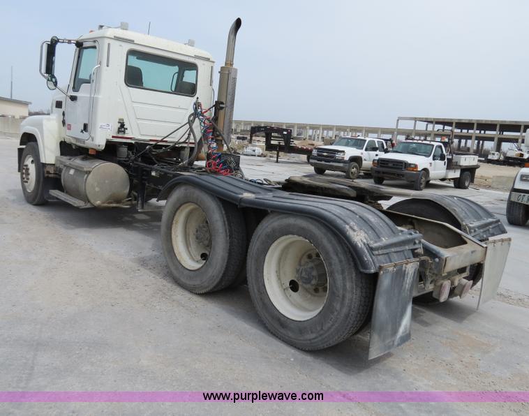 image for item B4894 2005 Mack CHN613 semi truck