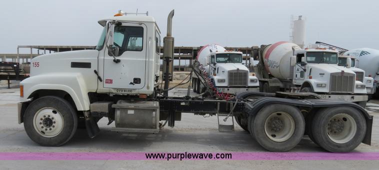 image for item B4894 2005 Mack CHN613 semi truck