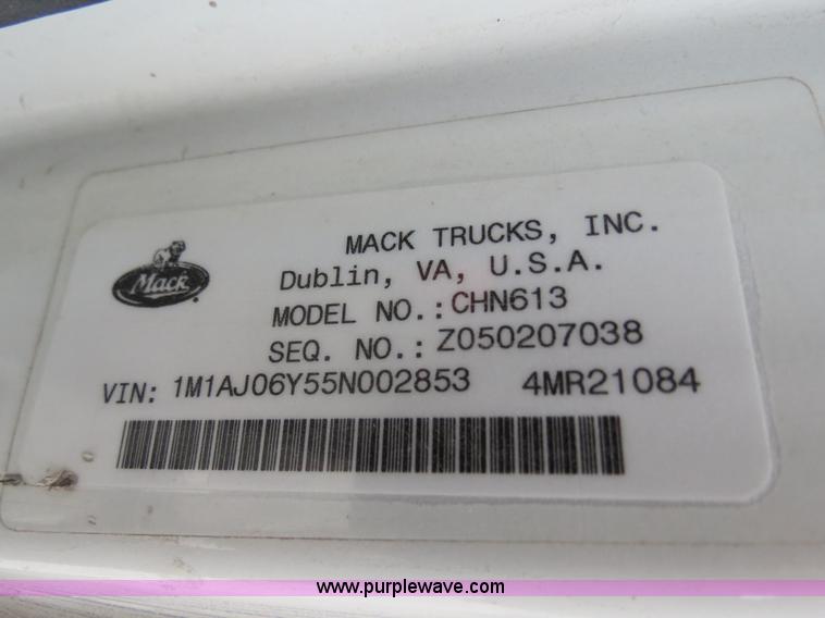 image for item B4894 2005 Mack CHN613 semi truck