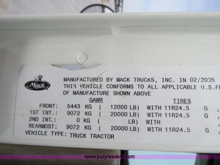 image for item B4894 2005 Mack CHN613 semi truck