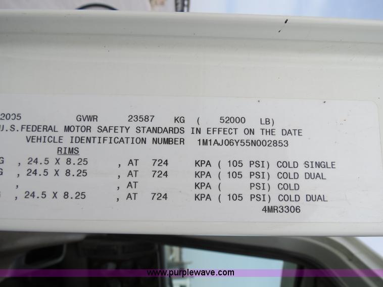 image for item B4894 2005 Mack CHN613 semi truck