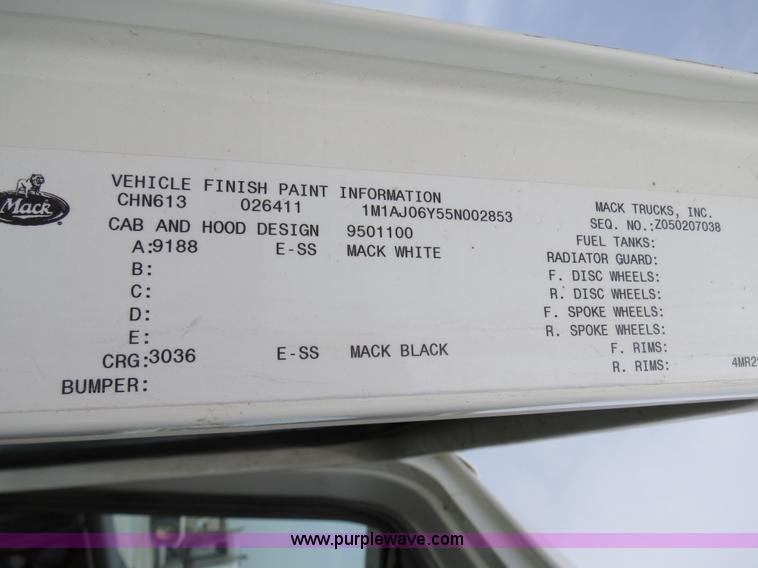 image for item B4894 2005 Mack CHN613 semi truck