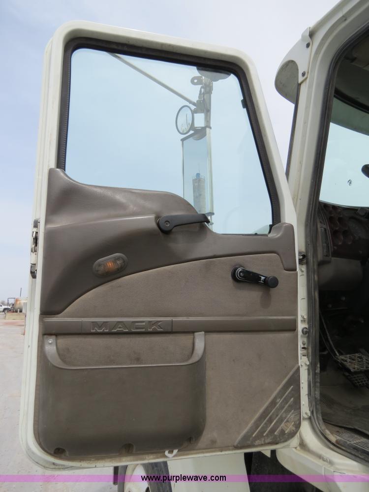 image for item B4894 2005 Mack CHN613 semi truck