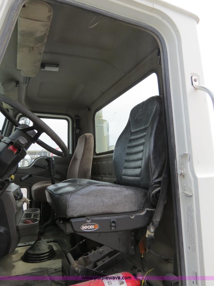 image for item B4894 2005 Mack CHN613 semi truck