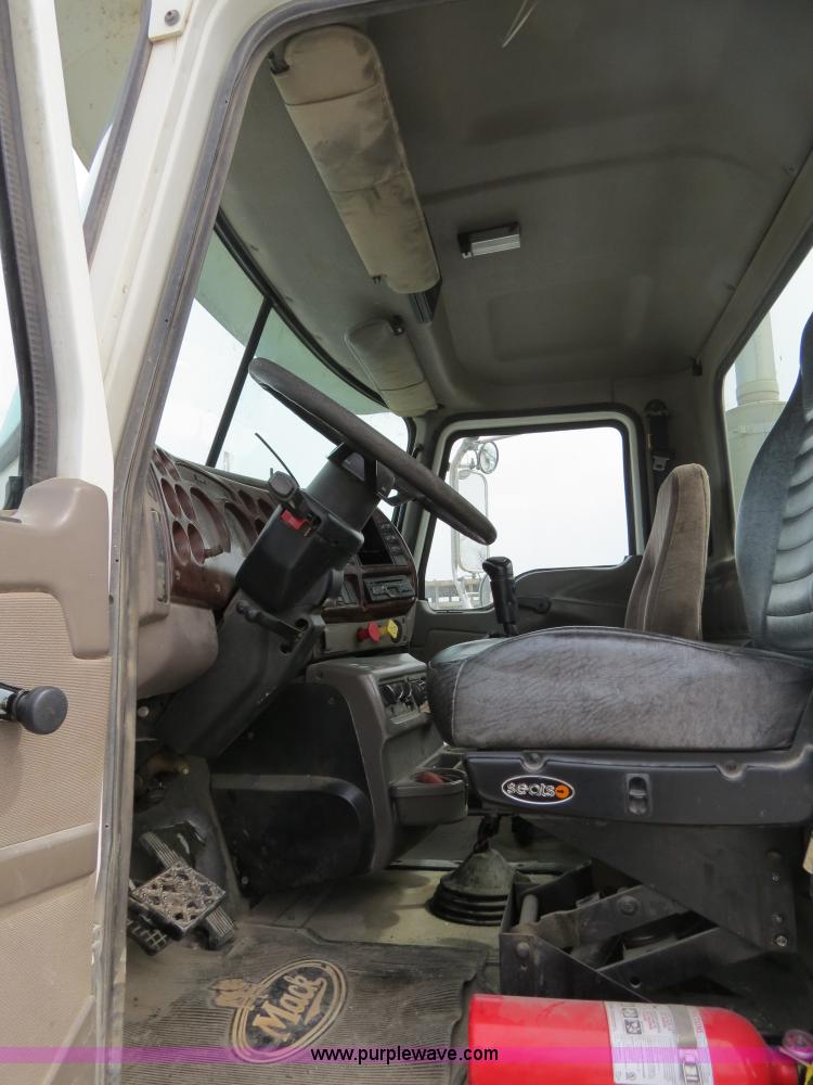 image for item B4894 2005 Mack CHN613 semi truck