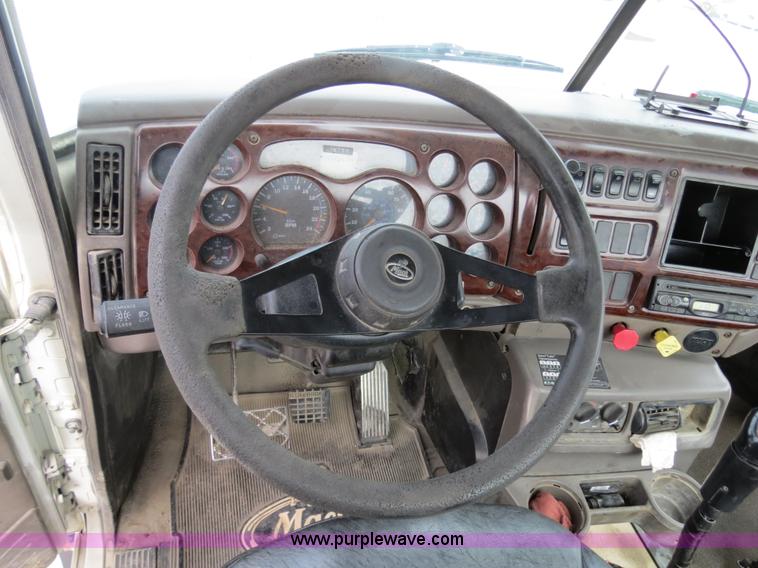 image for item B4894 2005 Mack CHN613 semi truck