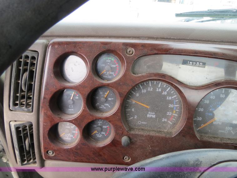 image for item B4894 2005 Mack CHN613 semi truck