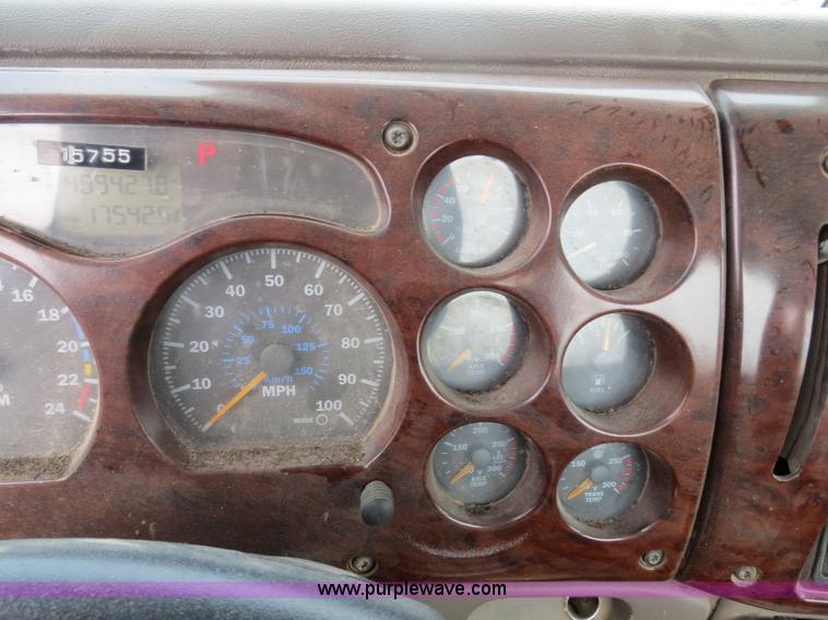 image for item B4894 2005 Mack CHN613 semi truck