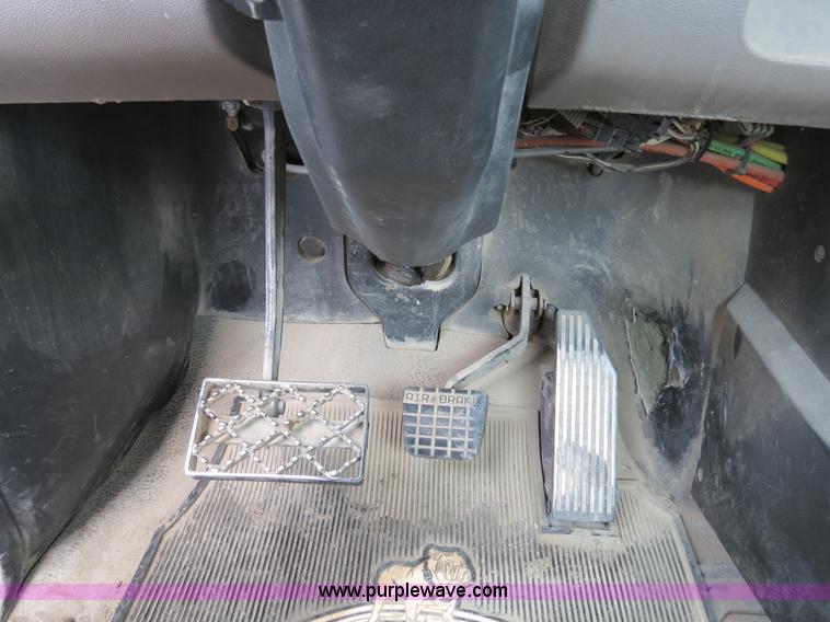 image for item B4894 2005 Mack CHN613 semi truck