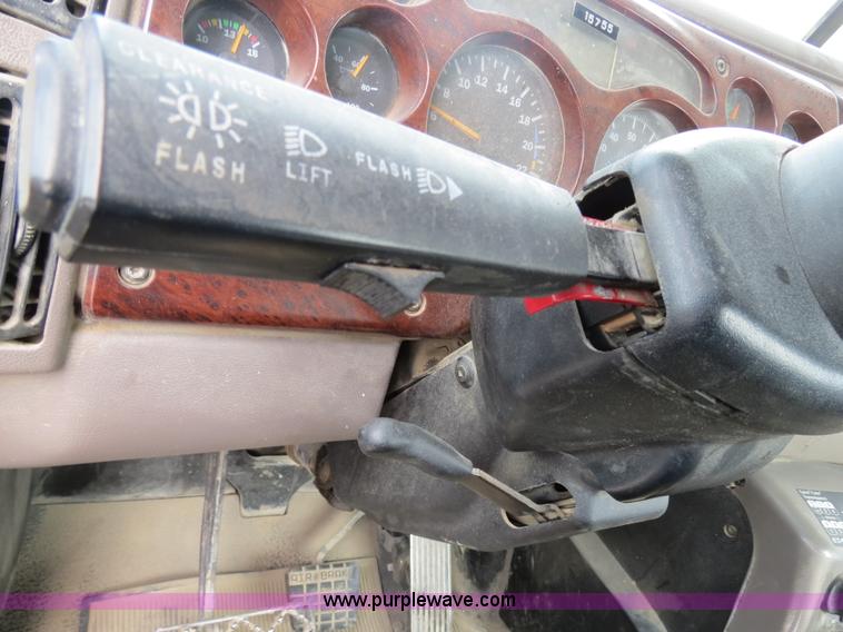 image for item B4894 2005 Mack CHN613 semi truck