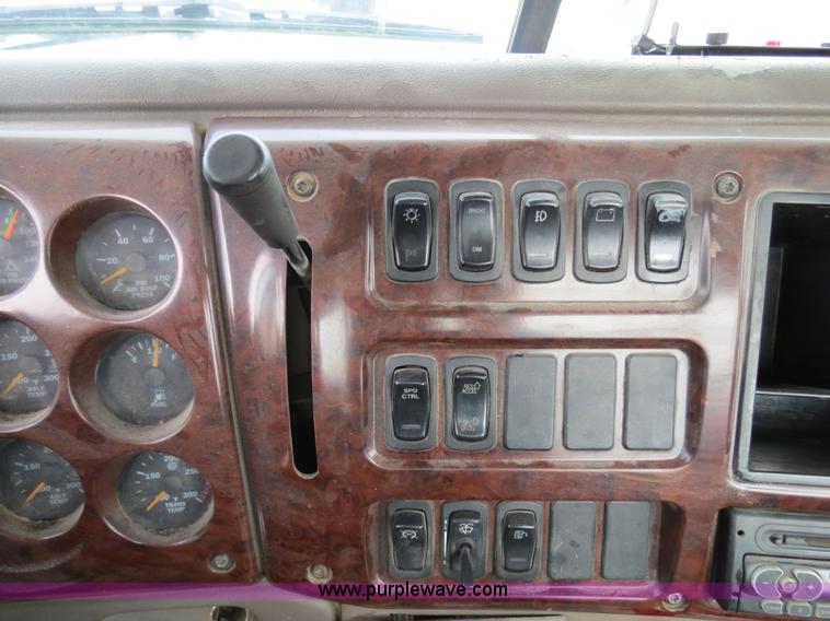 image for item B4894 2005 Mack CHN613 semi truck