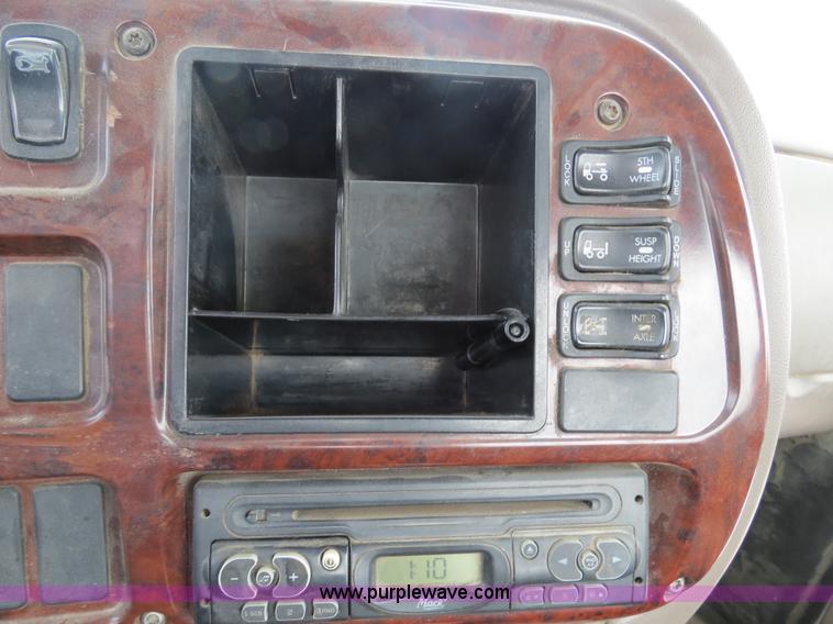 image for item B4894 2005 Mack CHN613 semi truck