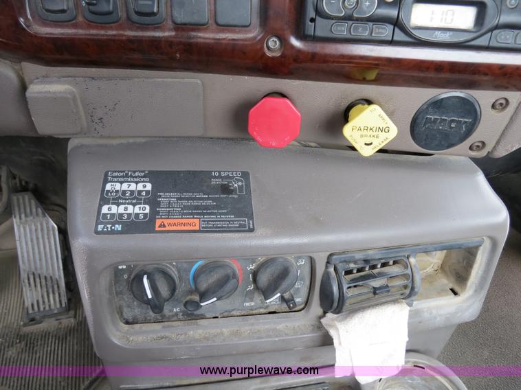 image for item B4894 2005 Mack CHN613 semi truck