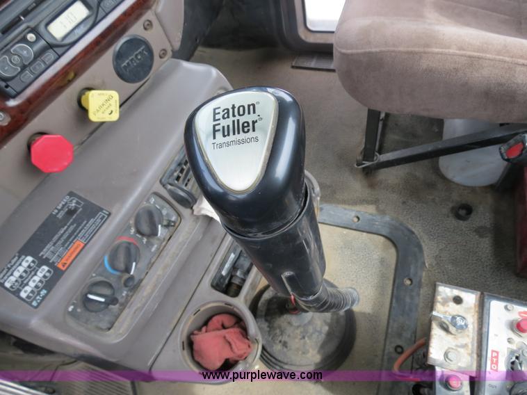 image for item B4894 2005 Mack CHN613 semi truck