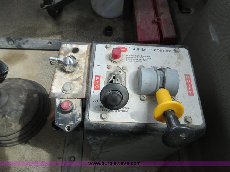 image for item B4894 2005 Mack CHN613 semi truck