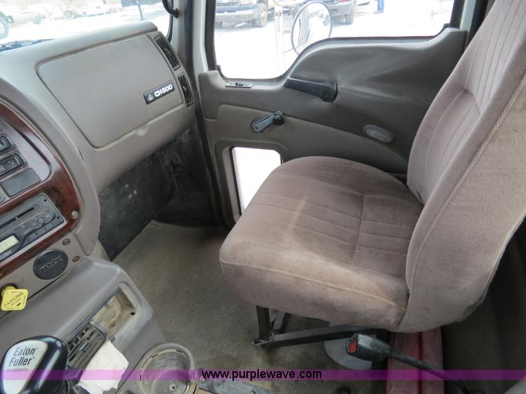 image for item B4894 2005 Mack CHN613 semi truck