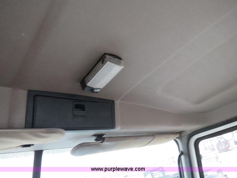 image for item B4894 2005 Mack CHN613 semi truck