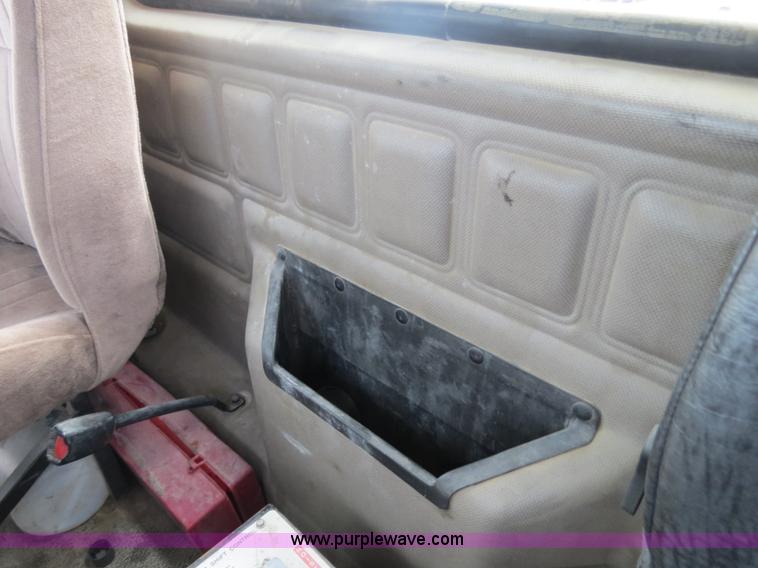 image for item B4894 2005 Mack CHN613 semi truck