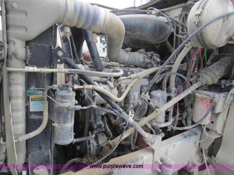 image for item B4894 2005 Mack CHN613 semi truck