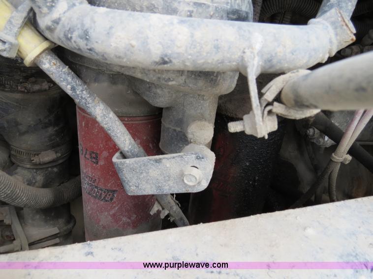 image for item B4894 2005 Mack CHN613 semi truck