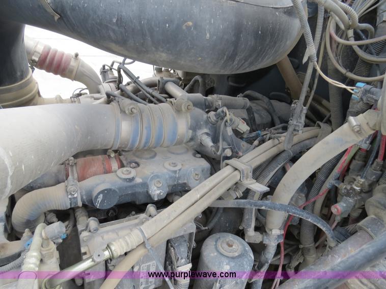 image for item B4894 2005 Mack CHN613 semi truck