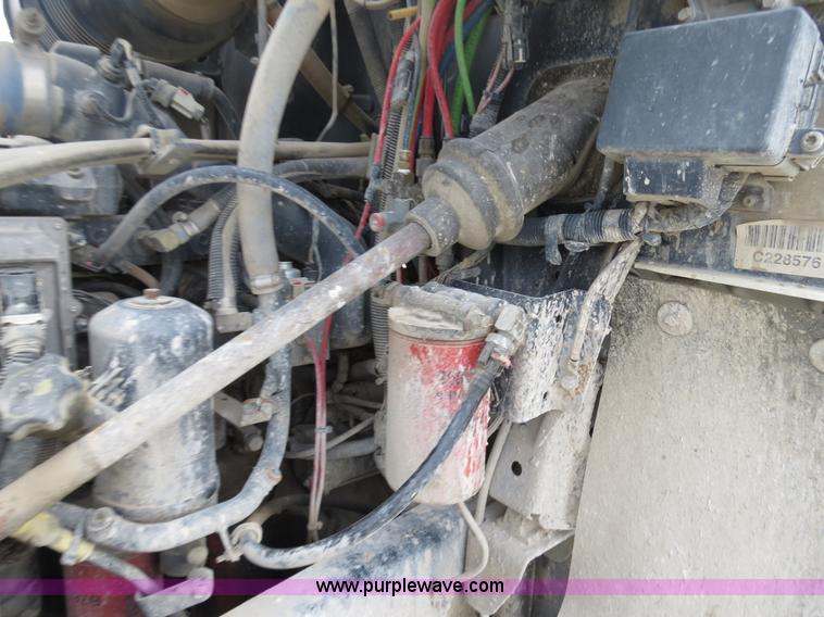 image for item B4894 2005 Mack CHN613 semi truck