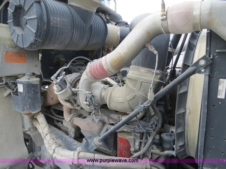 image for item B4894 2005 Mack CHN613 semi truck