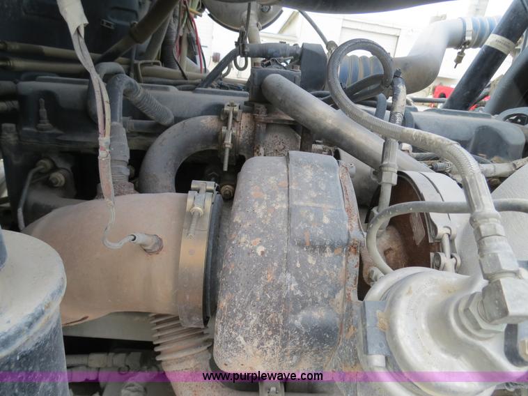 image for item B4894 2005 Mack CHN613 semi truck