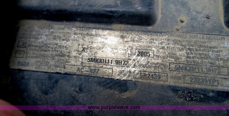 image for item B4894 2005 Mack CHN613 semi truck