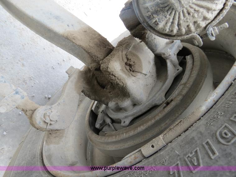 image for item B4894 2005 Mack CHN613 semi truck