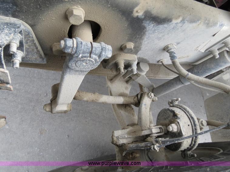 image for item B4894 2005 Mack CHN613 semi truck