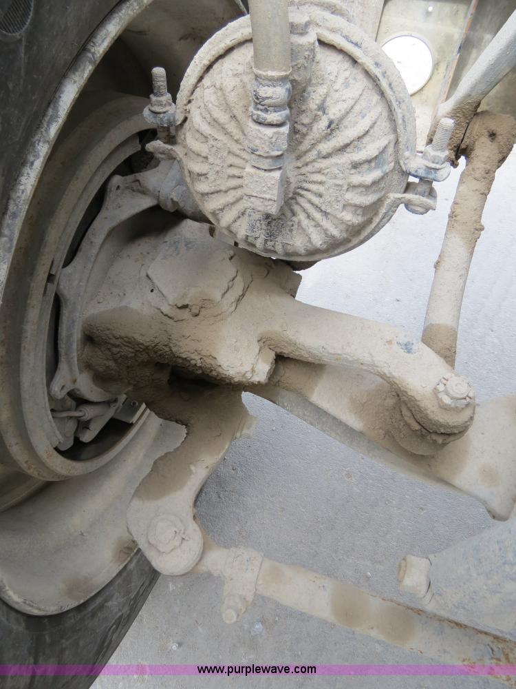 image for item B4894 2005 Mack CHN613 semi truck