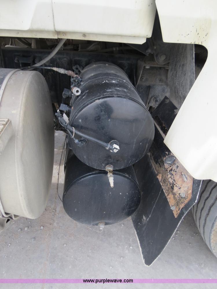 image for item B4894 2005 Mack CHN613 semi truck