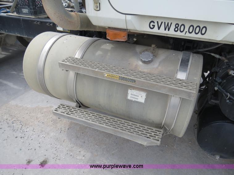 image for item B4894 2005 Mack CHN613 semi truck