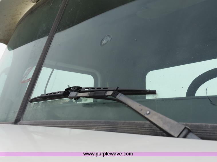 image for item B4894 2005 Mack CHN613 semi truck