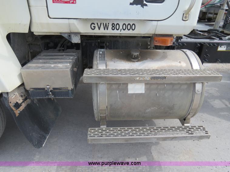 image for item B4894 2005 Mack CHN613 semi truck