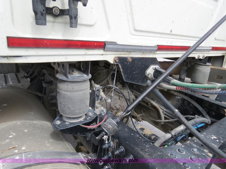 image for item B4894 2005 Mack CHN613 semi truck