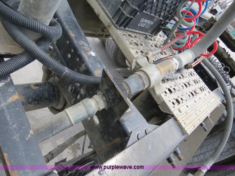 image for item B4894 2005 Mack CHN613 semi truck