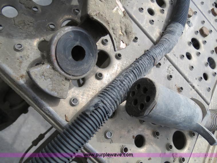 image for item B4894 2005 Mack CHN613 semi truck