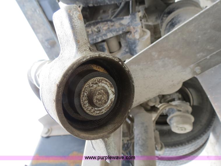 image for item B4894 2005 Mack CHN613 semi truck