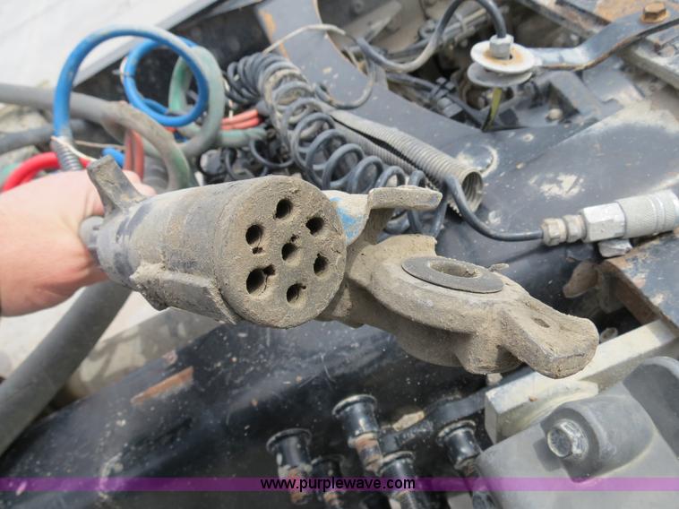 image for item B4894 2005 Mack CHN613 semi truck