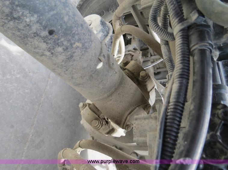 image for item B4894 2005 Mack CHN613 semi truck