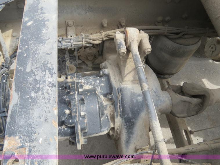 image for item B4894 2005 Mack CHN613 semi truck