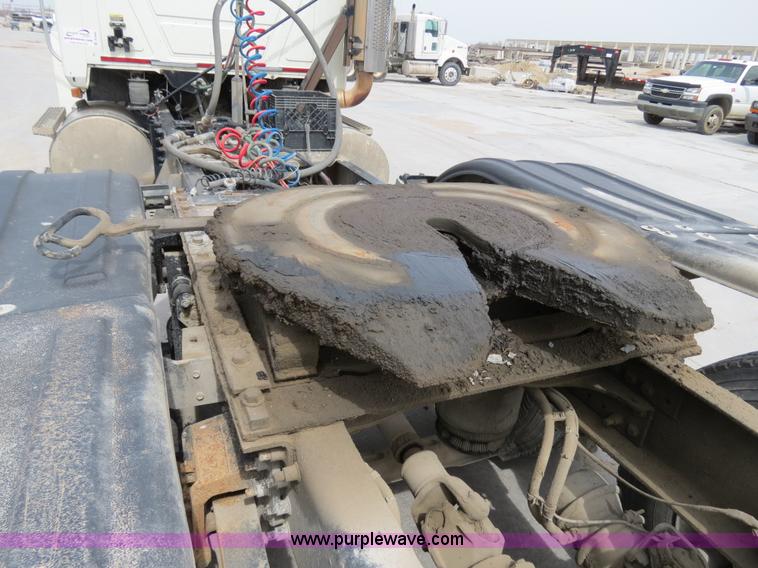 image for item B4894 2005 Mack CHN613 semi truck