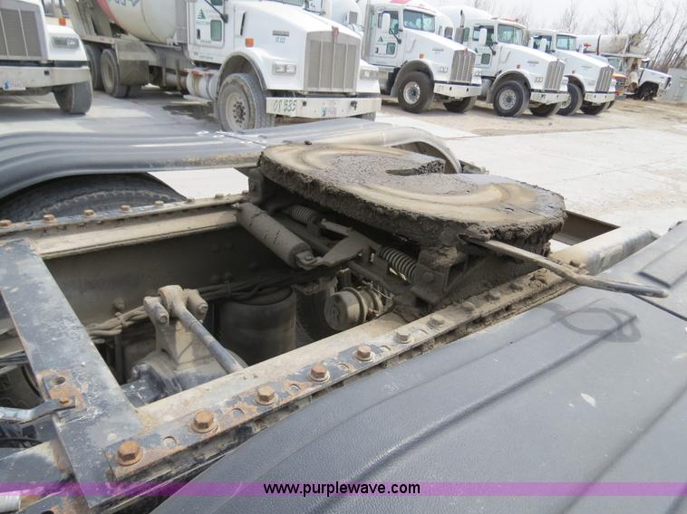 image for item B4894 2005 Mack CHN613 semi truck