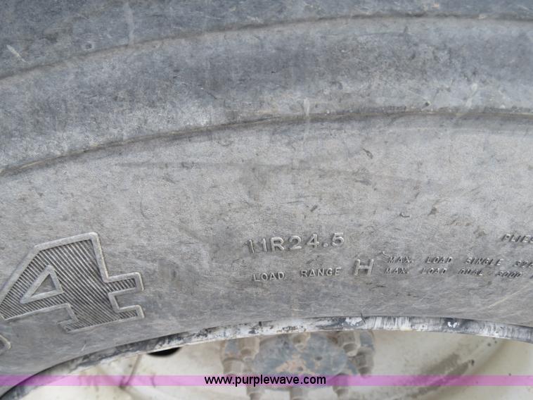 image for item B4894 2005 Mack CHN613 semi truck