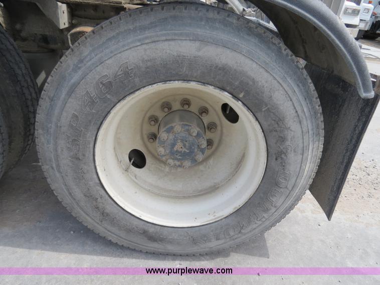 image for item B4894 2005 Mack CHN613 semi truck