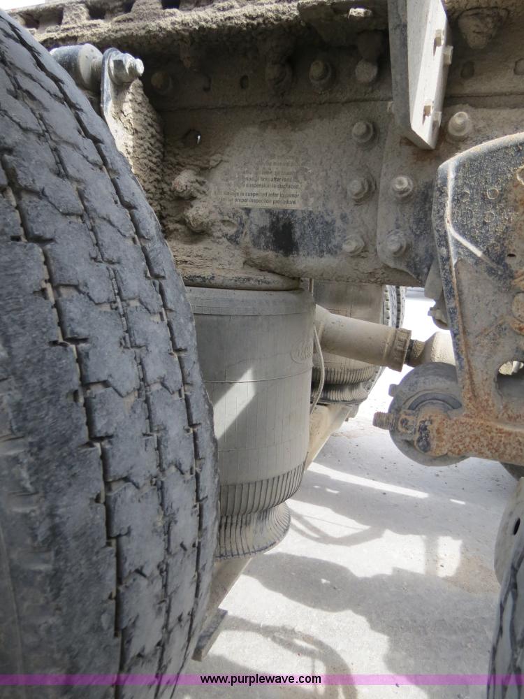 image for item B4894 2005 Mack CHN613 semi truck