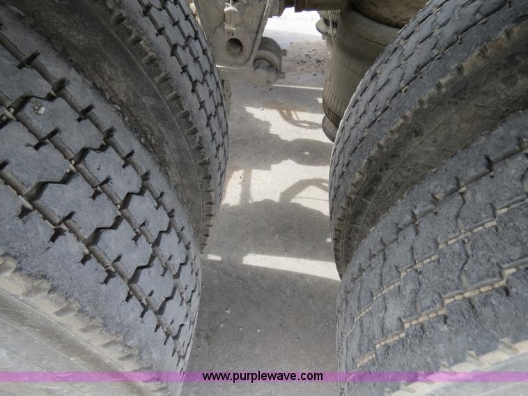 image for item B4894 2005 Mack CHN613 semi truck